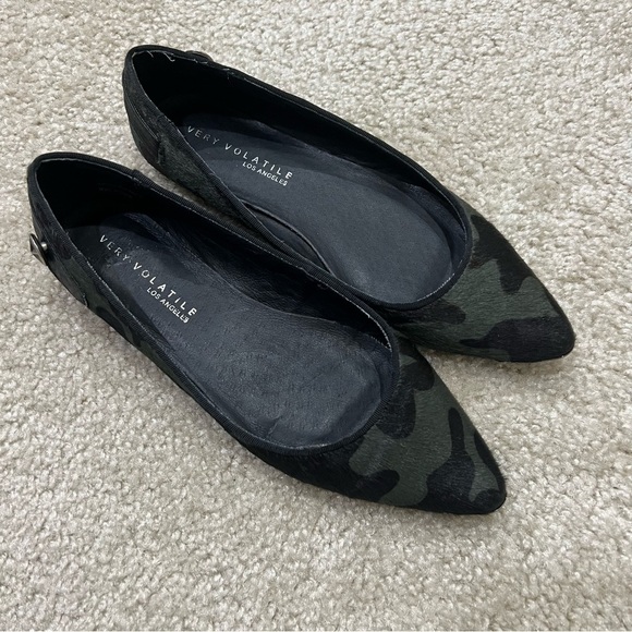 VERY VOLATILE Los Angeles SKYE Camo Flats Shoes Leather Brushed Hair Womens 8, - Picture 4 of 15